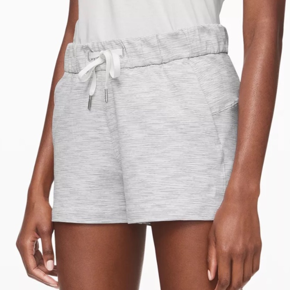 Lululemon On The Fly Mid-Rise Short 2.5”